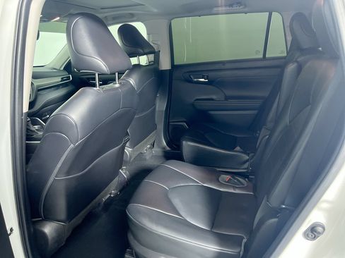 Used 2022 Toyota Highlander XLE FWD image 25