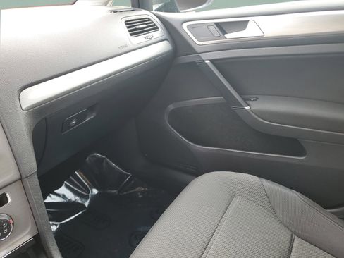 Used 2016 Volkswagen Golf S image 21