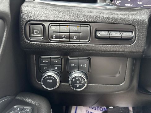 Used 2023 GMC Yukon XL Denali image 18