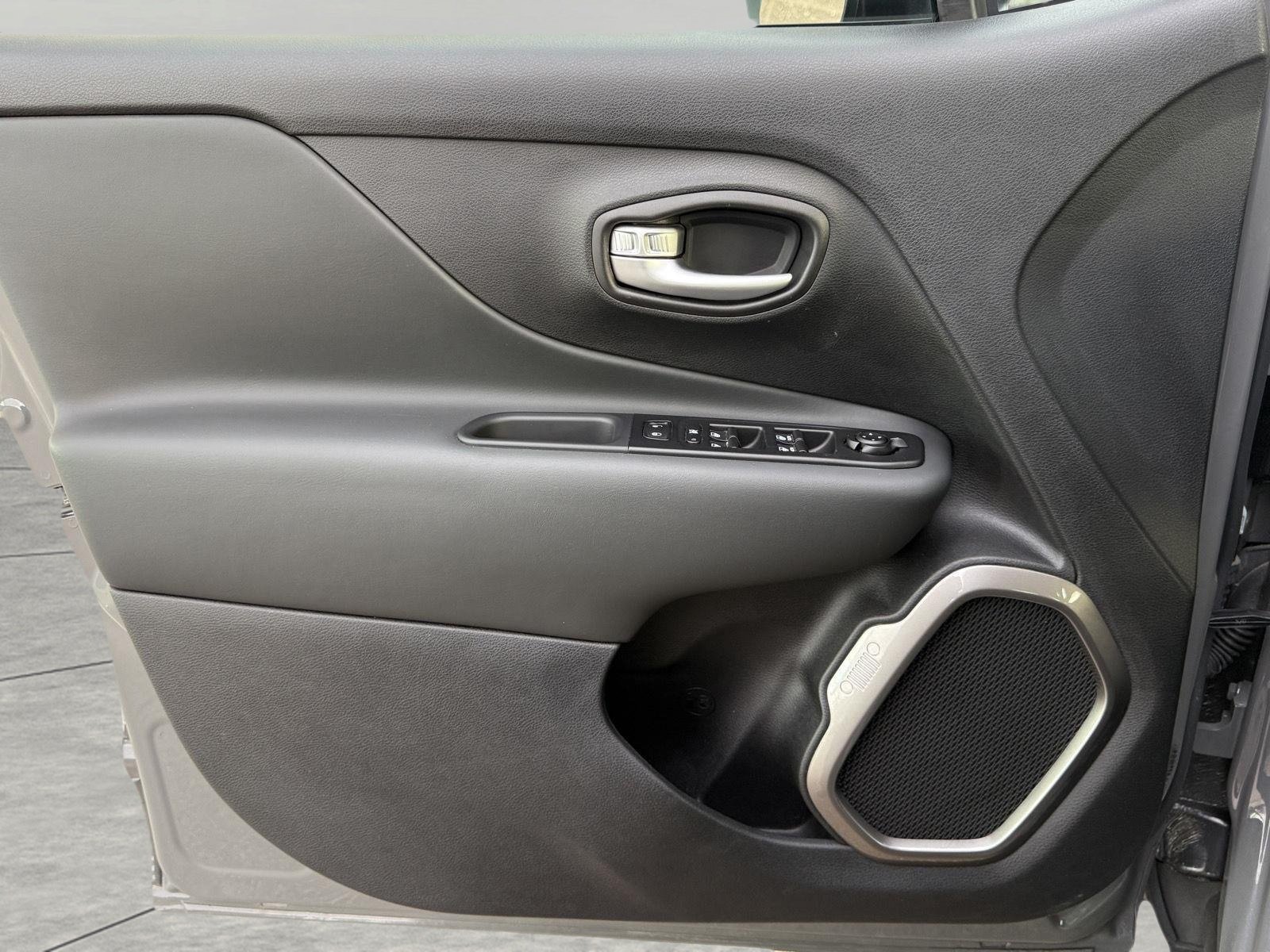 Used 2022 Jeep Renegade Limited AWD/4WD image 19