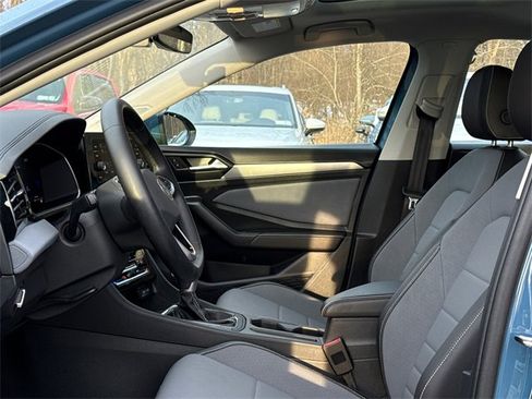 Certified 2025 Volkswagen Jetta SE w/ Sunroof Package image 10