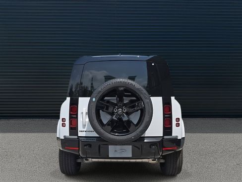 Certified 2025 Land Rover Defender 90 X-Dynamic SE image 4