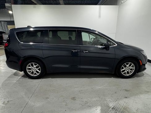 Used 2020 Chrysler Pacifica Touring w/ Advanced Safetytec Group image 5