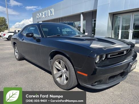 Used 2019 Dodge Challenger SXT image 1