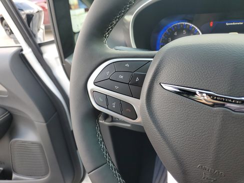 New 2026 Chrysler Pacifica Select image 13