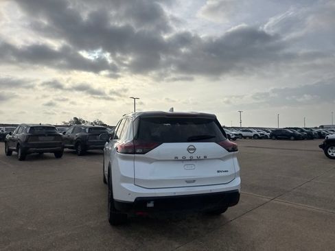 Used 2024 Nissan Rogue SV AWD/4WD image 16