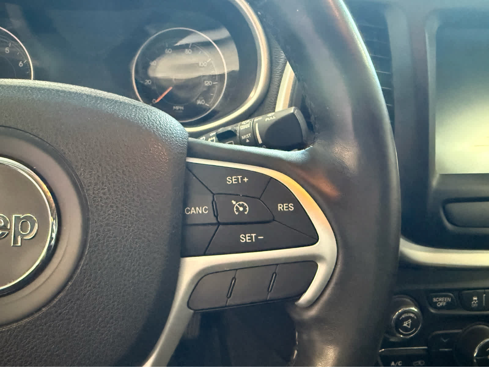 Used 2015 Jeep Cherokee Trailhawk w/ Leather Interior Group AWD/4WD image 28