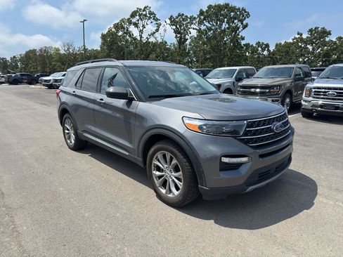 Certified 2022 Ford Explorer XLT w/ Equipment Group 202A AWD/4WD image 3