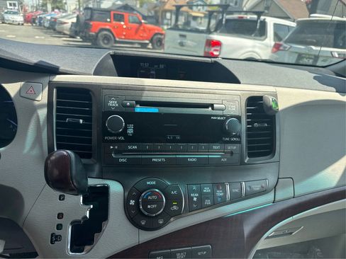 Used 2011 Toyota Sienna XLE image 14