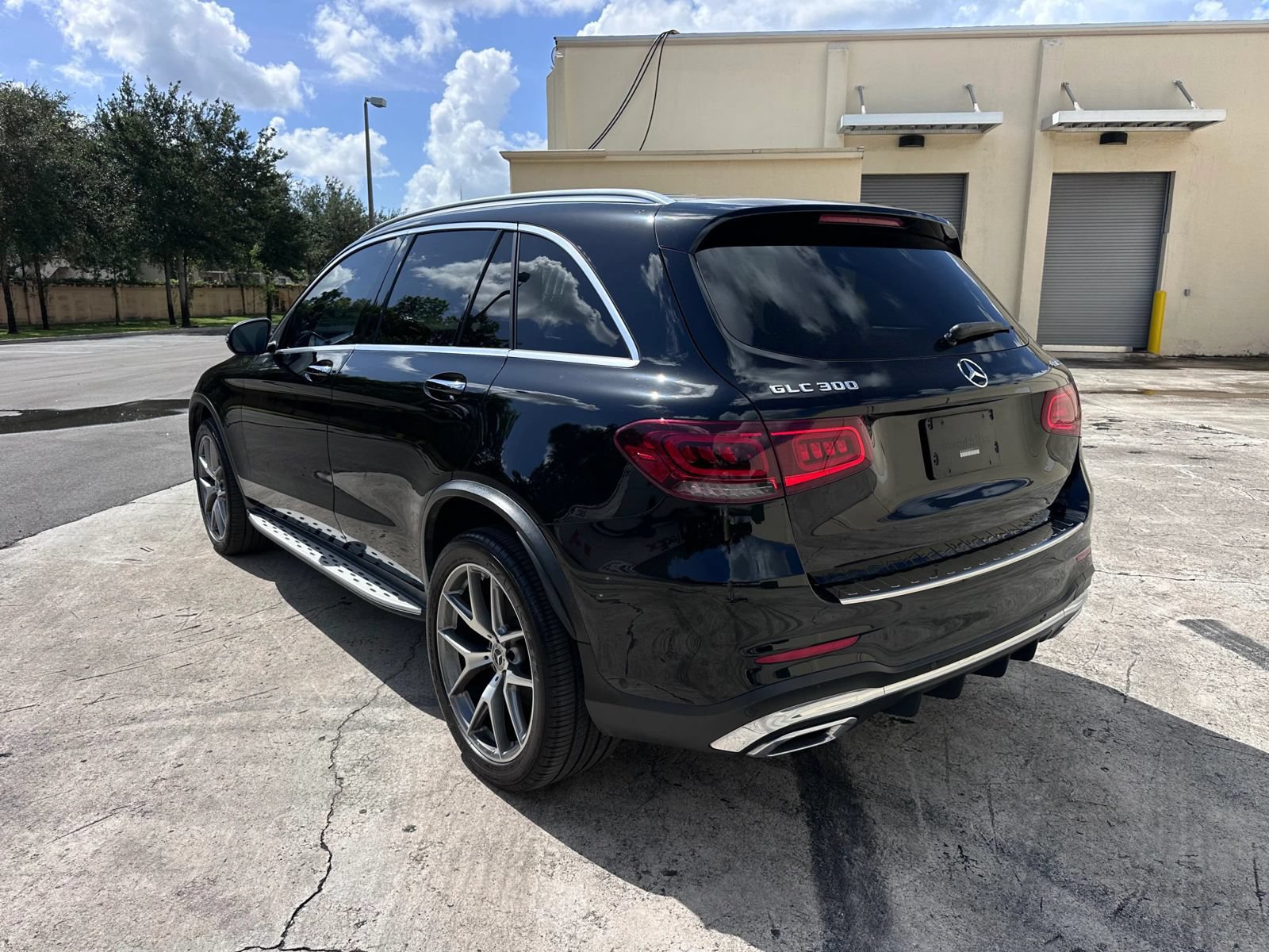 Used 2021 Mercedes-Benz GLC 300 4MATIC w/ AMG Line image 7