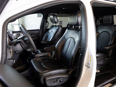 Used 2022 Chrysler Pacifica Touring-L w/ S Appearance Package FWD image 10
