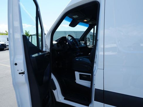 Used 2024 Mercedes-Benz Sprinter 2500 image 8