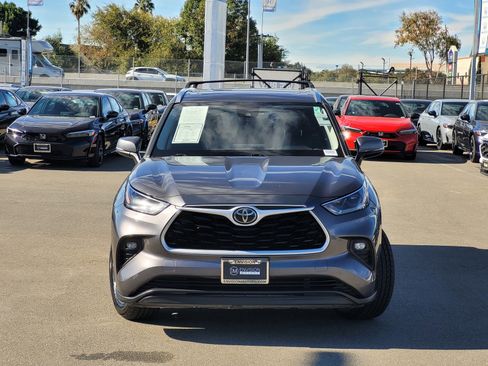 Used 2021 Toyota Highlander XLE image 2