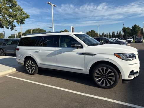 Used 2022 Lincoln Navigator L Reserve AWD/4WD image 3