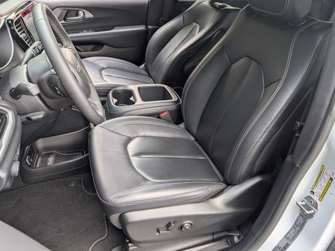 Used 2026 Chrysler Pacifica Select FWD image 16
