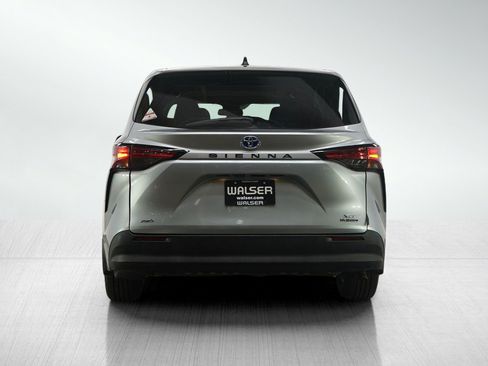 Used 2021 Toyota Sienna XLE image 4