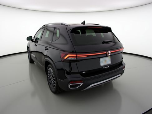 Used 2025 Volkswagen Taos SE image 5