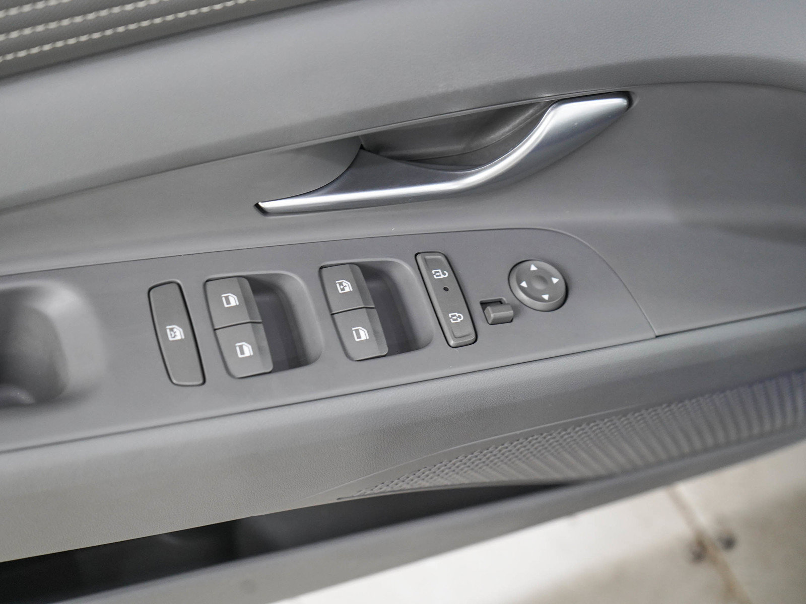 Used 2025 Hyundai Elantra SEL FWD image 17