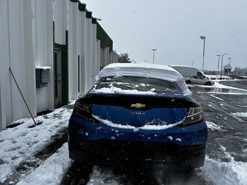 Used 2016 Chevrolet Volt LT w/ Comfort Package FWD image 3