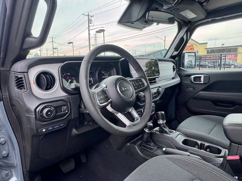 Used 2025 Jeep Wrangler Unlimited Sahara AWD/4WD image 12