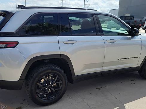 New 2026 Jeep Grand Cherokee Altitude AWD/4WD image 8