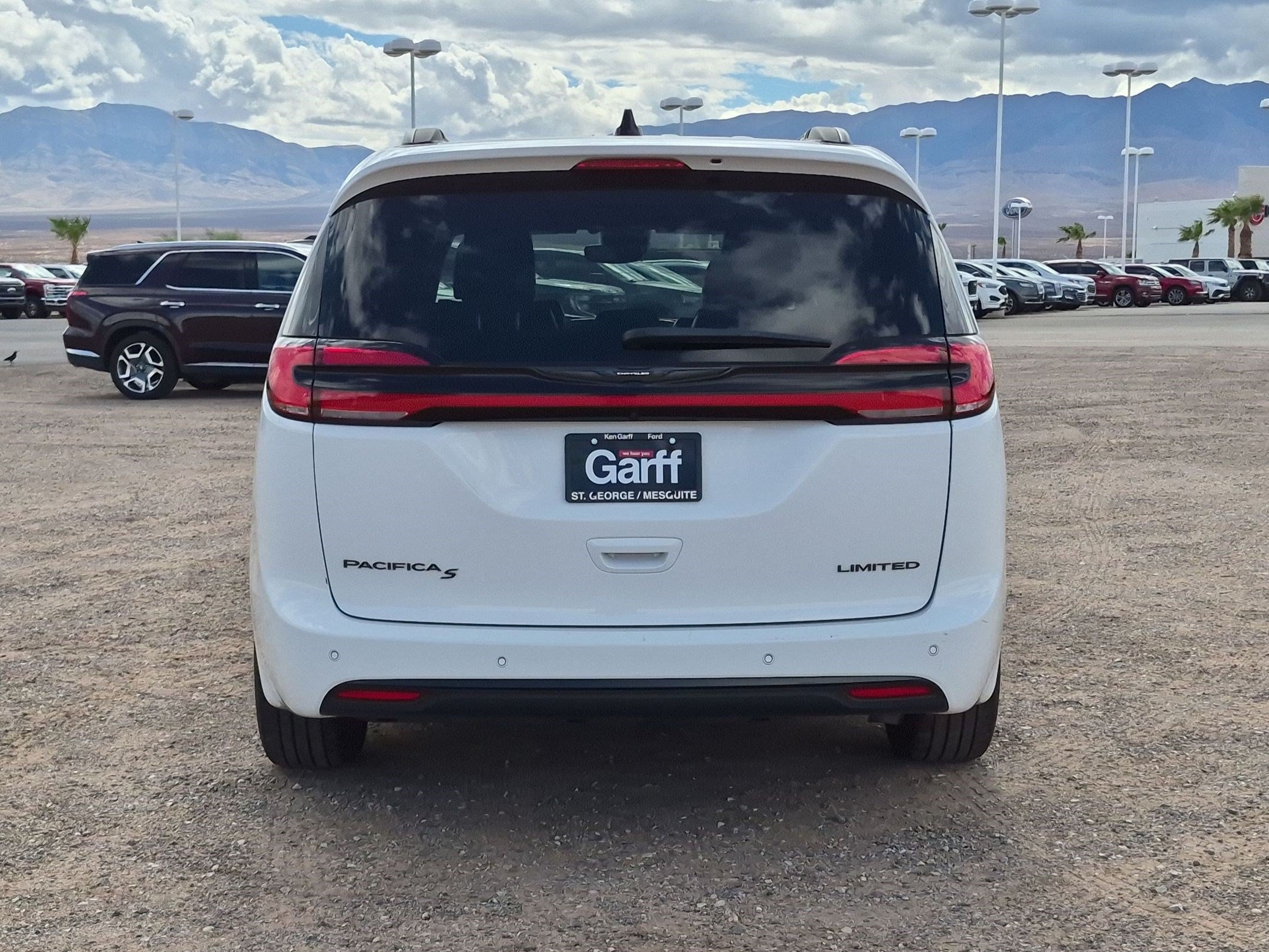 Used 2025 Chrysler Pacifica Limited FWD image 4