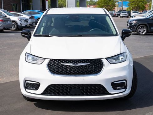 Used 2024 Chrysler Pacifica Touring-L image 2