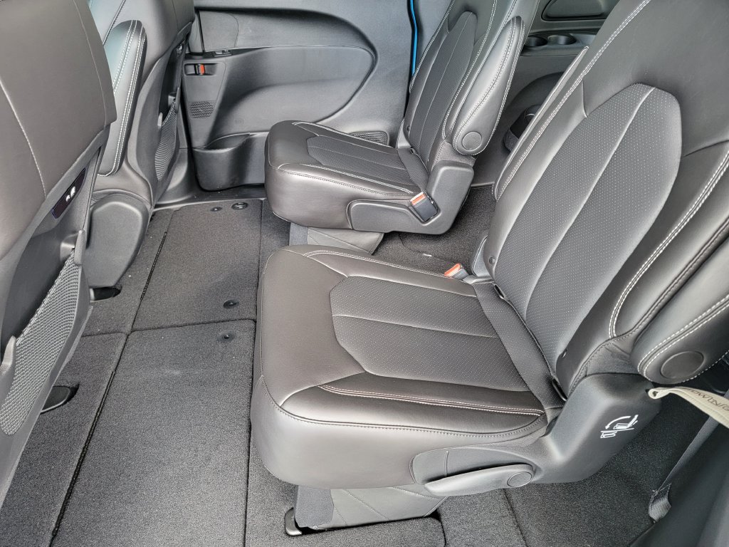 New 2026 Chrysler Pacifica Select FWD image 11