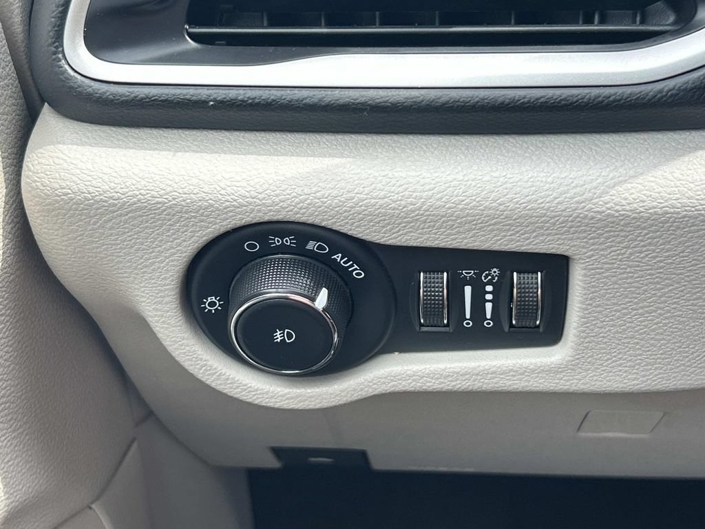 Used 2022 Chrysler Pacifica Touring-L FWD image 40