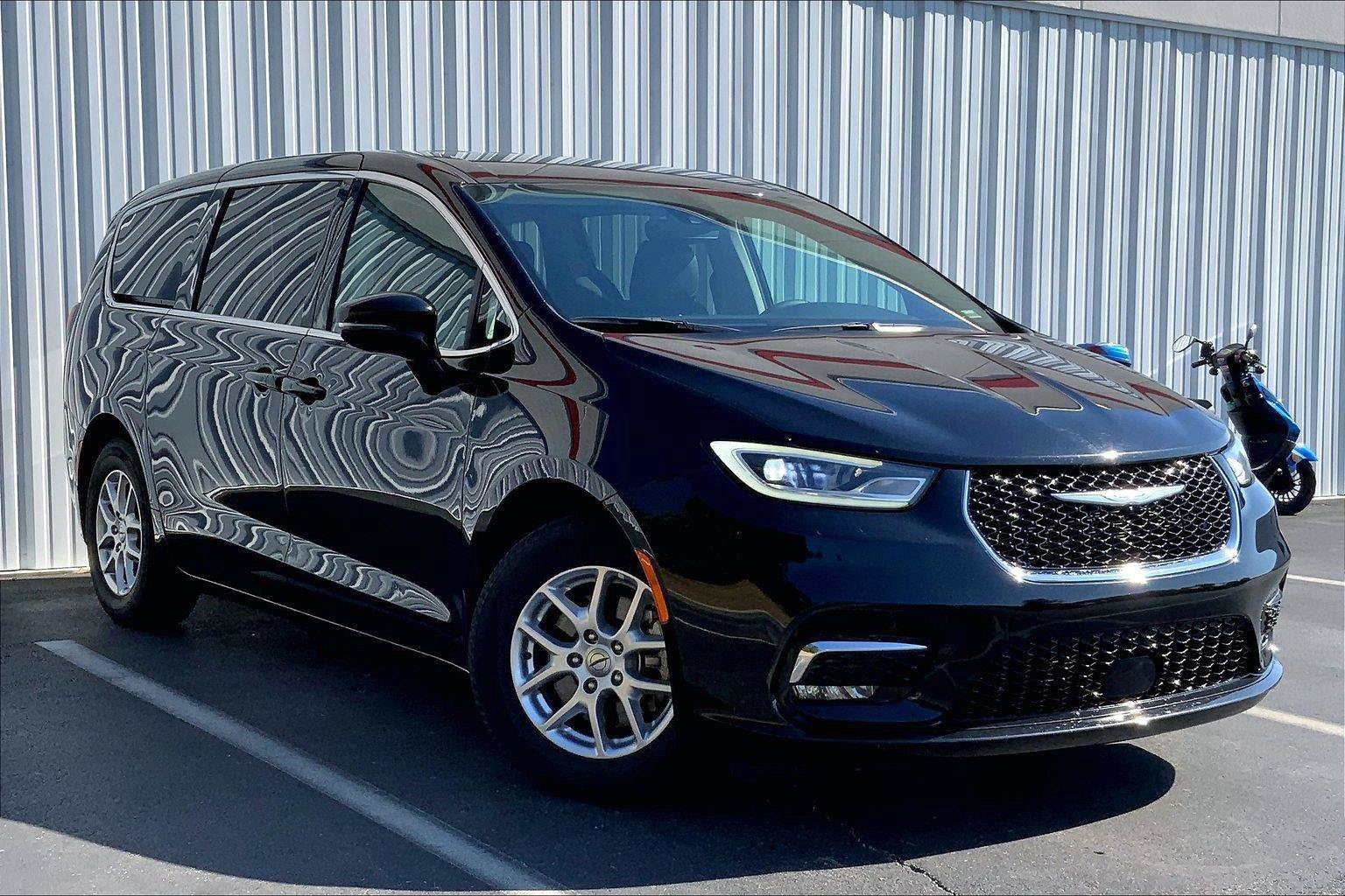Used 2024 Chrysler Pacifica Touring-L FWD image 33