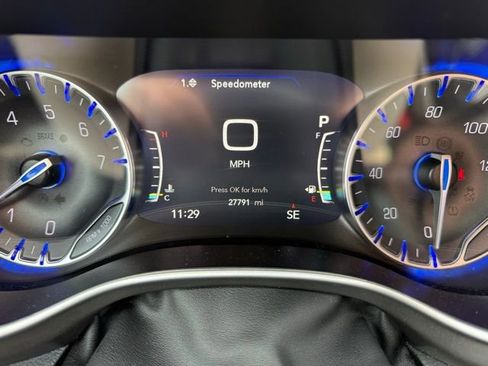 Certified 2024 Chrysler Pacifica Touring-L image 21