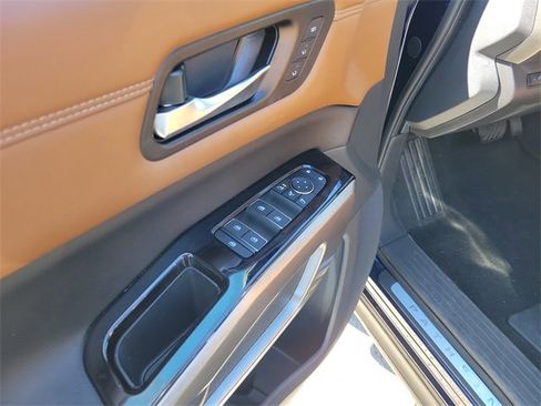 Used 2023 Nissan Pathfinder Platinum image 11