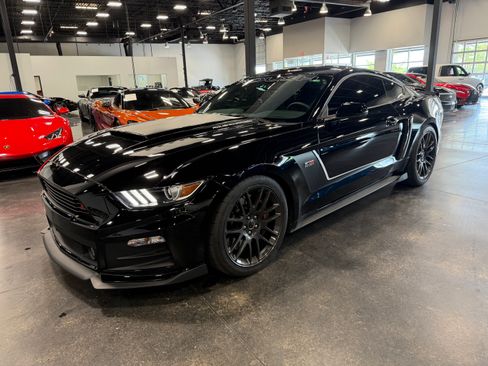 Used 2017 Ford Mustang GT Premium w/ GT Performance Package RWD image 3