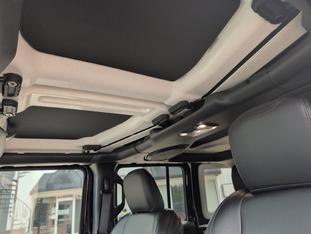 Used 2023 Jeep Wrangler Unlimited Sahara AWD/4WD image 23