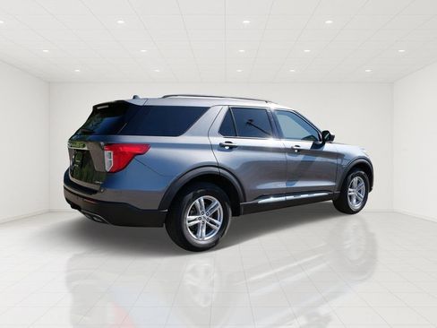 Certified 2022 Ford Explorer XLT w/ Equipment Group 202A AWD/4WD image 6
