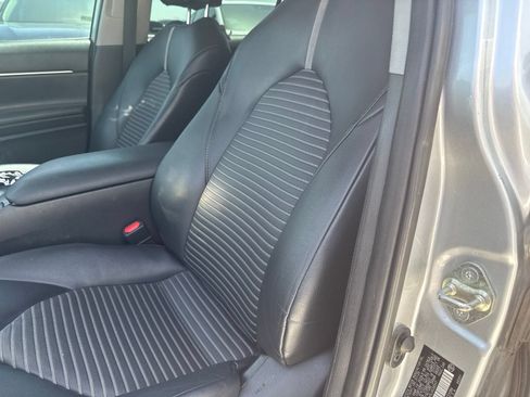 Used 2020 Toyota Camry SE FWD image 6