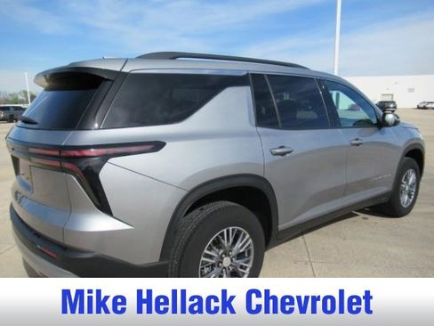 Used 2025 Chevrolet Traverse LT image 4