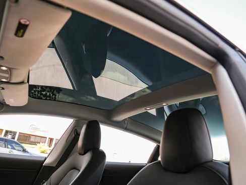 Used 2018 Tesla Model 3 Long Range RWD image 4