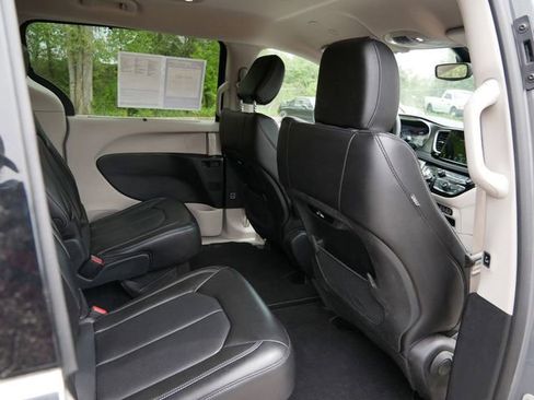 Used 2023 Chrysler Pacifica Touring-L FWD image 9