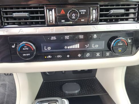 Used 2026 Nissan Pathfinder SL FWD image 18