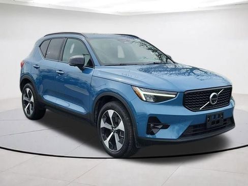 Certified 2025 Volvo XC40 B5 Plus image 1