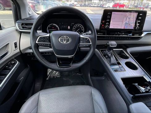 Used 2022 Toyota Sienna Limited image 7
