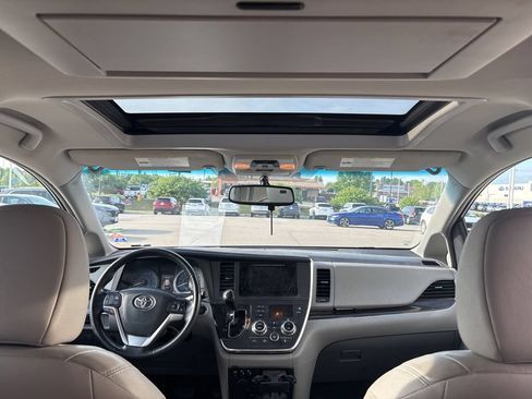 Used 2015 Toyota Sienna XLE Premium FWD image 36