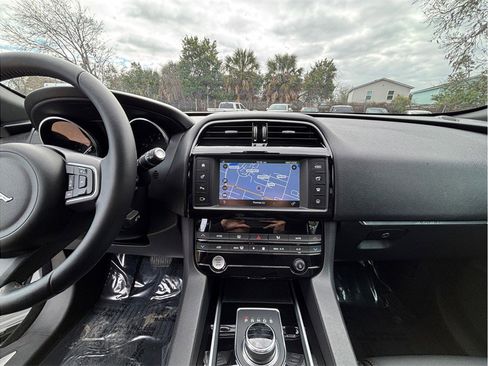Used 2018 Jaguar F-PACE Premium image 11