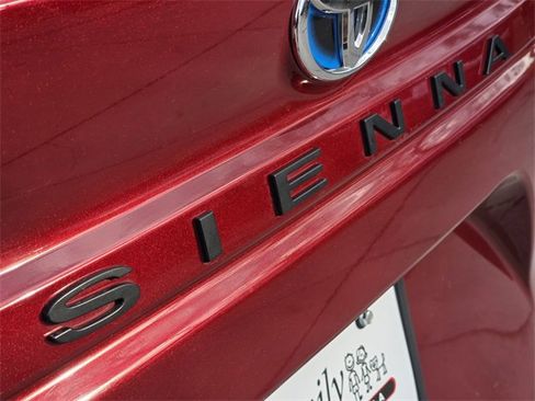 Used 2025 Toyota Sienna XLE w/ XLE Plus Package image 7