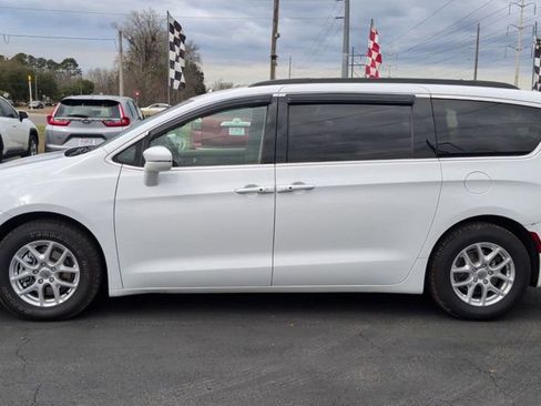 Used 2022 Chrysler Pacifica Touring-L image 5