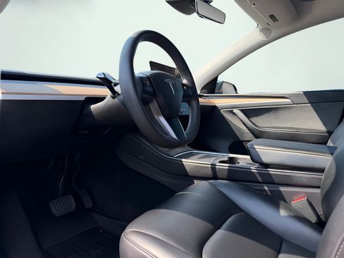 Used 2024 Tesla Model Y Long Range AWD/4WD image 2