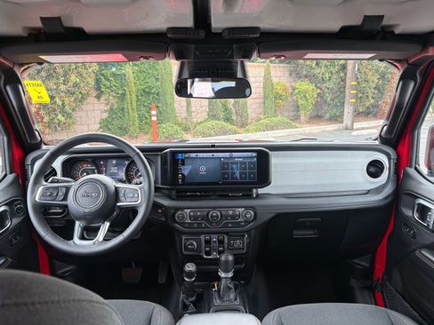 Used 2025 Jeep Wrangler Unlimited Sahara AWD/4WD image 33
