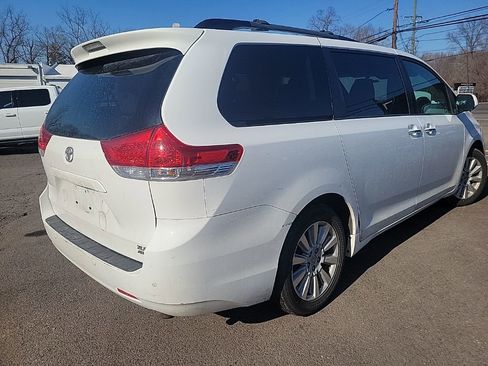 Used 2013 Toyota Sienna XLE w/ Entertainment Pkg image 6