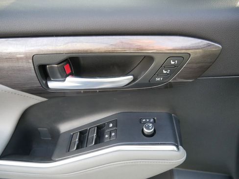 Used 2023 Toyota Highlander Limited image 17